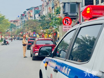 Dừng, đỗ ô tô trái quy định gây ùn tắc: Mức phạt và số điểm GPLX bị trừ